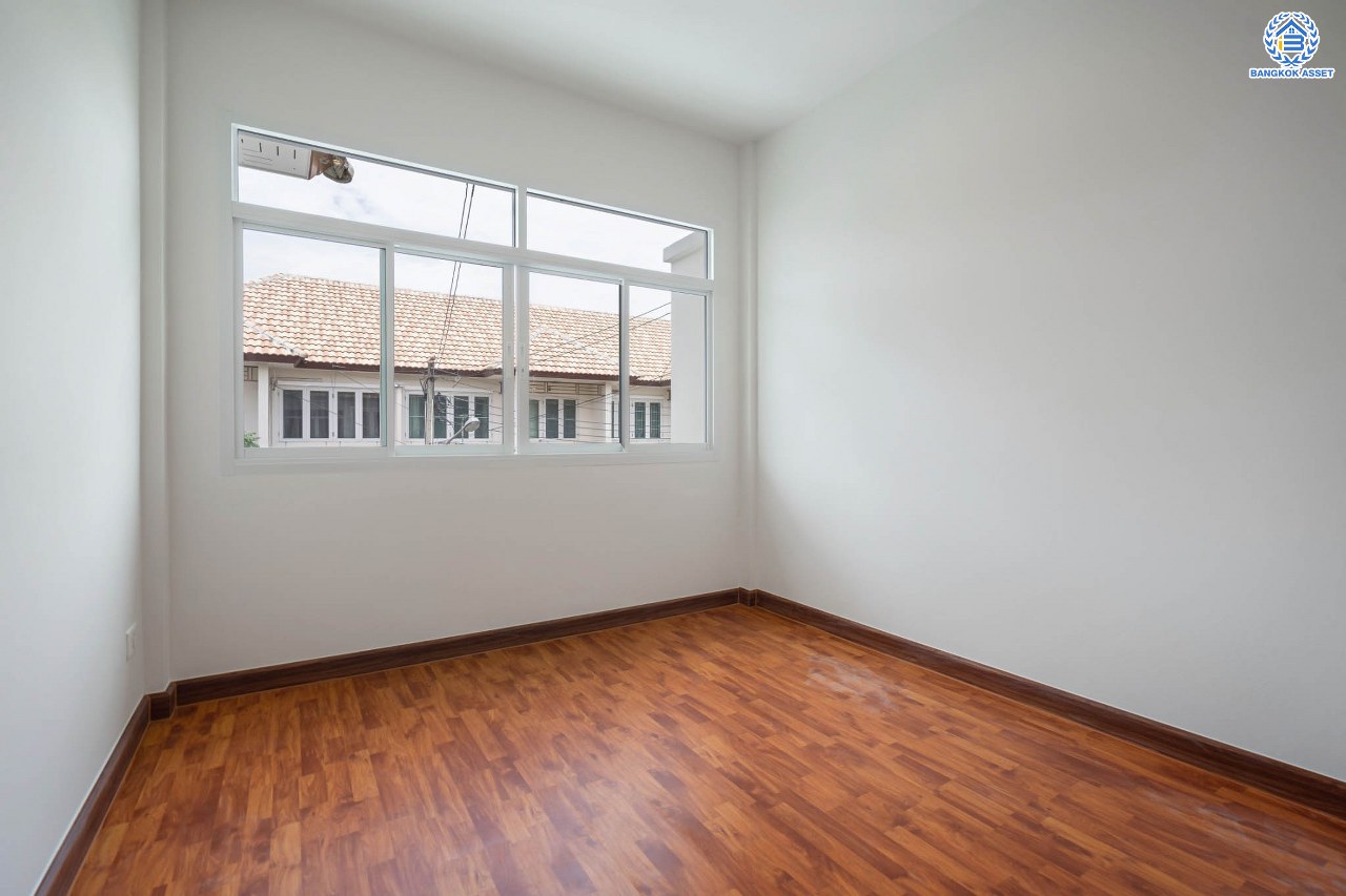 บ้านมือสองนนทบุรี ม.เอดรีม ราชพฤกษ์-ตลิ่งชัน หลังมุม เนื้อที่ 25.9 ตร.ว. ฟังก์ชันจัดเต็ม 3 ห้องนอน 2 ห้องน้ำ จอดรถได้ 1 คัน ตอบโจทย์ทุกการเข้าอยู่ รายล้อมด้วยสิ่งอำนวยความสะดวกมากมาย บนทำเลเดินทางสะดวก ใกล้ทางด่วน "ศรีรัช" และรถไฟฟ้าสายสีแดง "สถานีตลิ่งชัน"